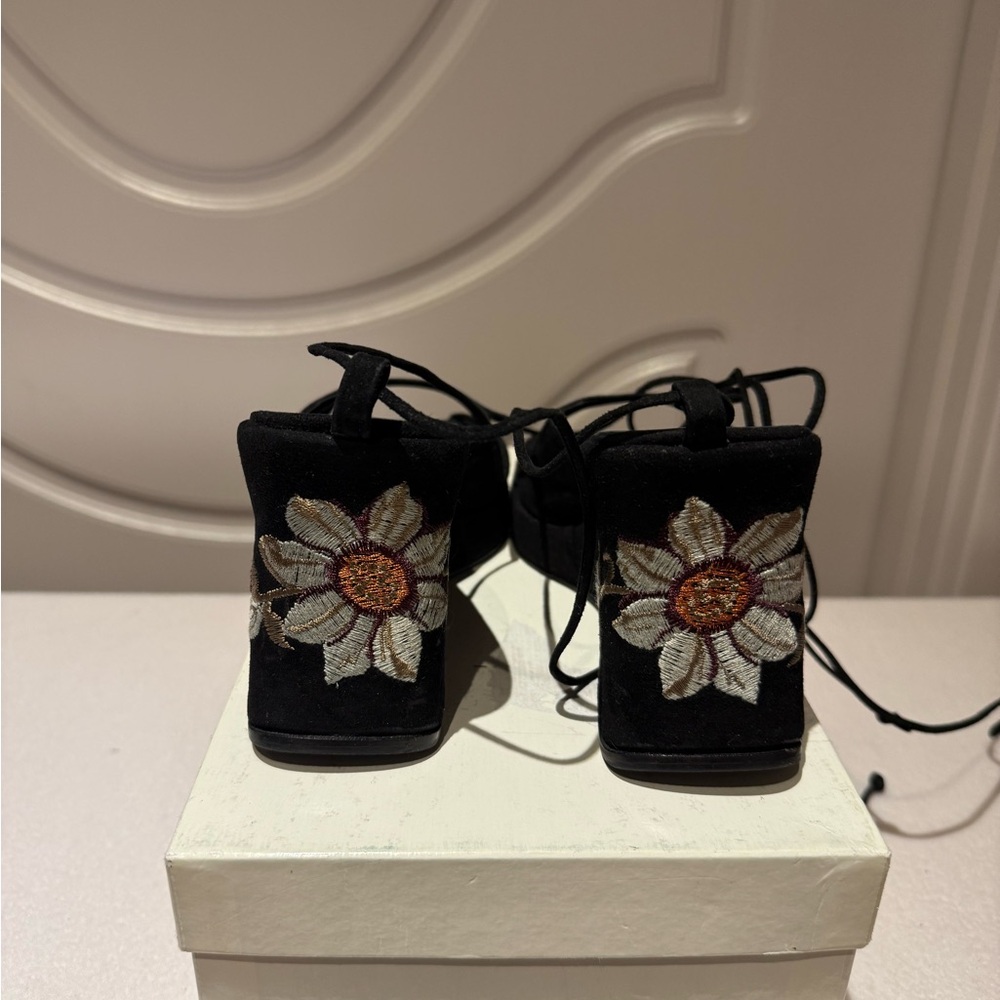 Elegant Black Embroidered Women's Shoes - Picture 2 of 4